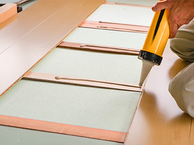 Step 04 床に接着剤を塗る